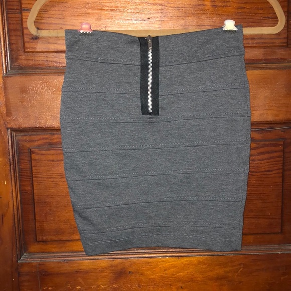 Short pencil skirt - Picture 1 of 4